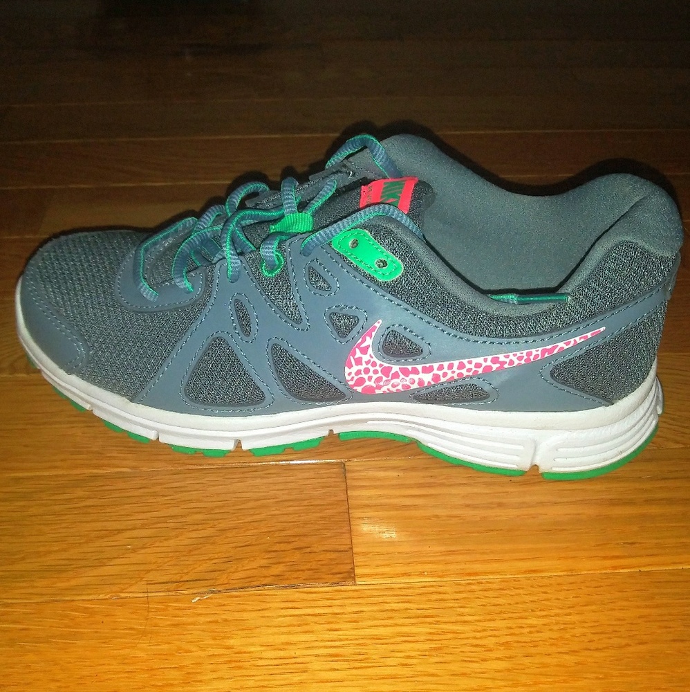 Women's Nike Revolution 2 - Size 7
